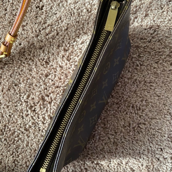 Louis Vuitton Crossbody Bag - Picture 4 of 9